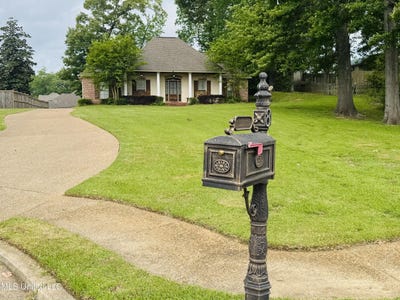 /international/us/8-audubon-place-natchez-ms-110107869350/
