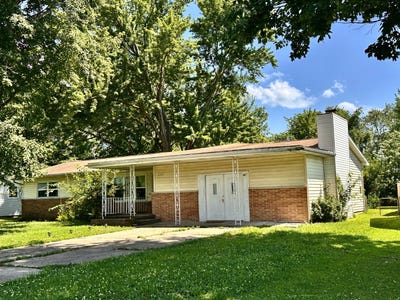 /international/us/2303-mimosa-drive-olney-il-110109398258/