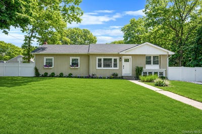 /international/us/231-maple-street-medford-ny-110108197118/