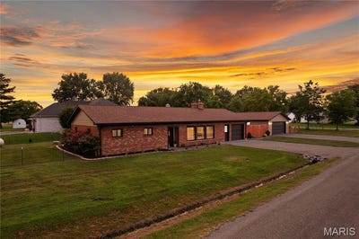 /international/us/8435-prairietown-road-worden-il-110119562133/