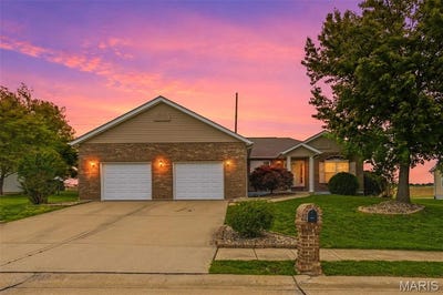 /international/us/400-mockingbird-lane-waterloo-il-110108410882/