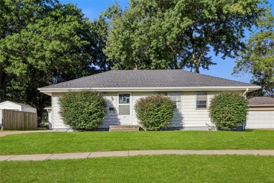 /international/us/405-n-10th-street-indianola-ia-110120146624/