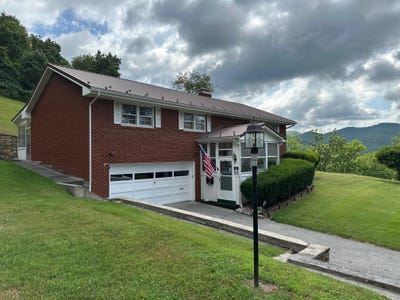 /international/us/196-old-white-trail-white-sulphur-springs-wv-110101392532/
