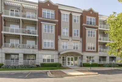/international/us/3872-s-lake-dr-s-saint-francis-wi-110109217330/