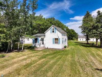 /international/us/16288-220th-avenue-ne-thief-river-falls-mn-110101127272/