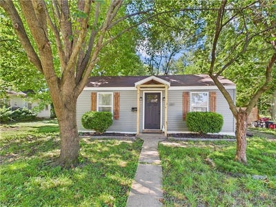 /international/us/307-e-4th-street-holden-mo-110100812674/