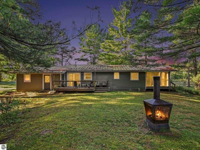 /international/us/4460-stover-road-bellaire-mi-110110173665/