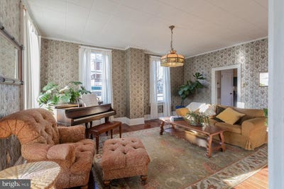 /international/us/201-e-court-street-woodstock-va-110096658959/