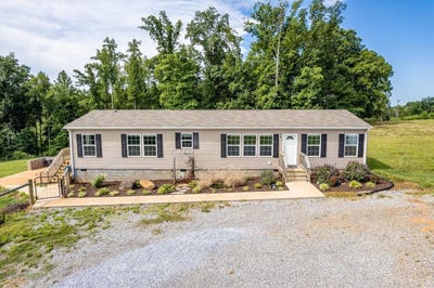 /international/us/1415-clover-creek-road-huddleston-va-110085388019/
