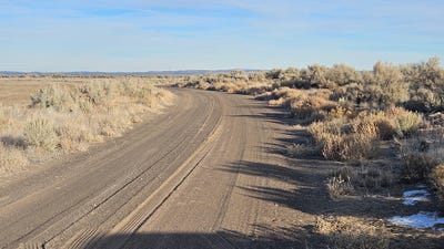 /international/us/fossil-lake-road-christmas-valley-or-110106125447/