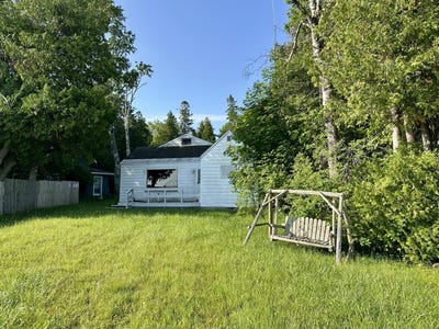 /international/us/914-lakeside-drive-mackinaw-city-mi-110100943798/?lang=en