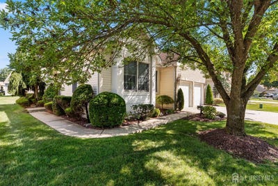 /international/us/9-westminster-drive-monroe-nj-110119389825/