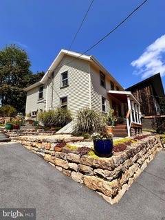 /international/us/219-e-burrows-street-bellefonte-pa-110101215917/