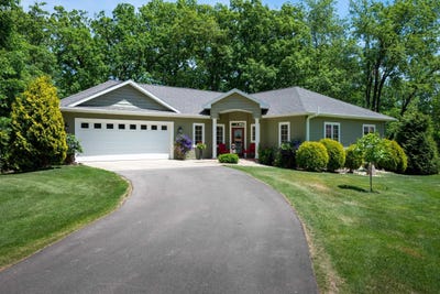 /international/us/2090-yahara-drive-stoughton-wi-110108480006/
