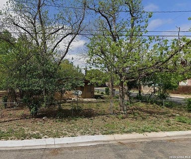 /international/us/202-16th-st-hondo-tx-110120450221/