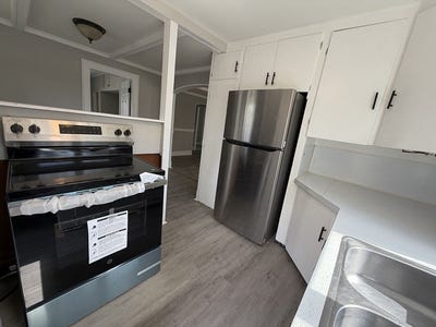 /international/us/93-friend-street-amesbury-ma-110108469860/