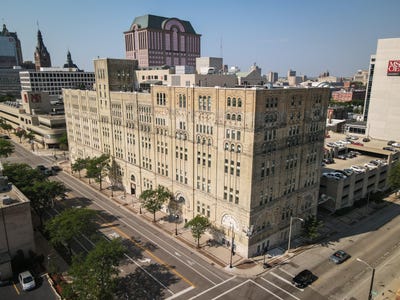 /international/us/270-e-highland-ave-milwaukee-wi-110106339513/