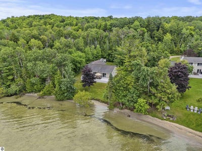 /international/us/7025-e-birch-point-road-traverse-city-mi-110100417809/?lang=zh-tw