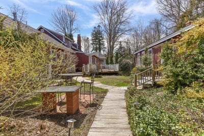 /international/us/248-n-falmouth-highway-north-falmouth-ma-110098965840/