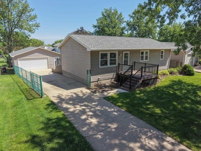 /international/us/206-spruce-hills-drive-cedar-falls-ia-110108494386/