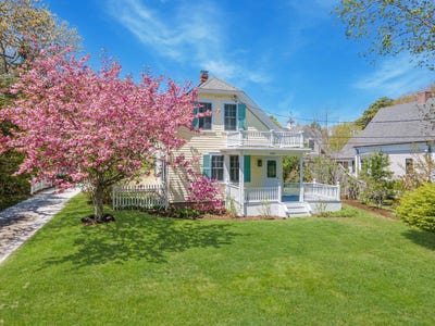 /international/us/1089-main-street-cotuit-ma-110108235524/