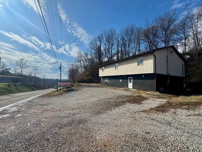 /international/us/477-arnoldsburg-road-spencer-wv-110106297455/