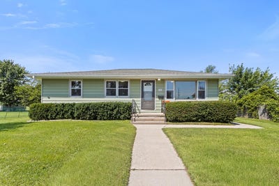 /international/us/221-washington-street-portage-wi-110119690838/