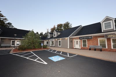 /international/us/135-nh-route-101a-amherst-nh-110104583727/