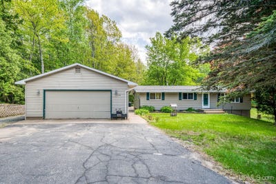 /international/us/1115-county-road-492-marquette-mi-110100102474/