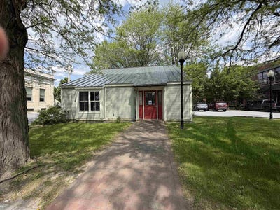/international/us/204-south-street-bennington-vt-110108128828/