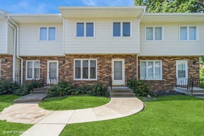 /international/us/146-holiday-circle-unit-24-west-des-moines-ia-110100634401/