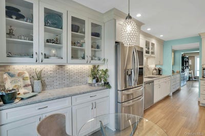 /international/us/188-pond-view-lane-smithtown-ny-110108177571/
