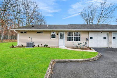 /international/us/380-woodbridge-drive-ridge-ny-110104095573/