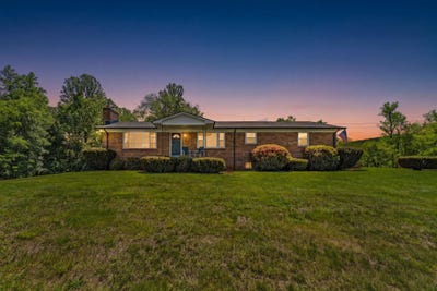/international/us/13767-crest-hill-road-flint-hill-va-110108537628/