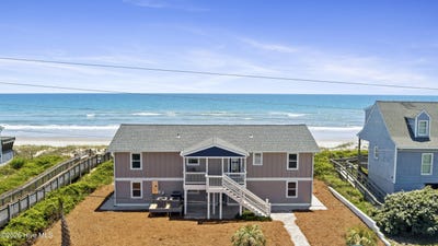 /international/us/101-ocean-drive-emerald-isle-nc-110108383323/