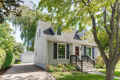 /international/us/221-n-prairie-avenue-mundelein-il-110120454598/