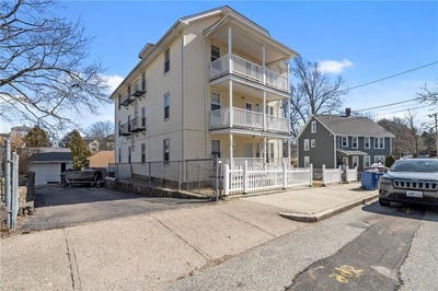/international/us/21-7th-avenue-woonsocket-ri-110108389868/
