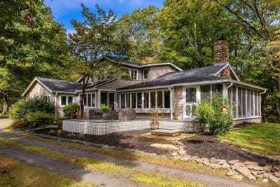 /international/us/154-wilburs-lane-guilford-ct-110105877733/