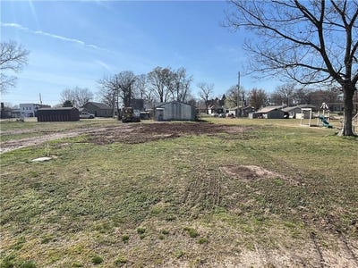/international/us/211-merchant-street-oswego-ks-110107433395/