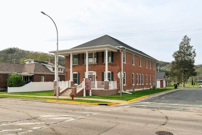 /international/us/113-central-ave-coon-valley-wi-110109957620/