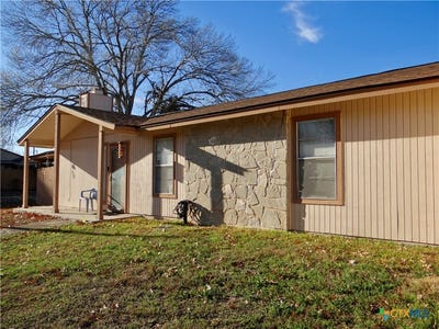 /international/us/1051-country-club-drive-seguin-tx-110105858143/