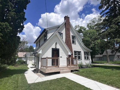 /international/us/1221-grace-street-janesville-wi-110108999601/