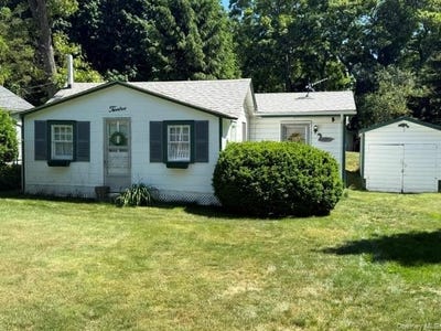 /international/us/12-midvale-avenue-farmingville-ny-110108551843/