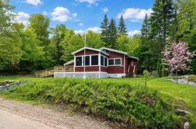 /international/us/14-16-spring-road-gorham-nh-110108541603/