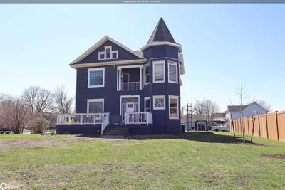 /international/us/106-3rd-avenue-se-state-center-ia-110107436429/