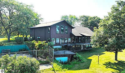 /international/us/1084-clubhouse-drive-lake-isabella-mi-110101178696/