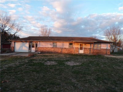 /international/us/105-s-holiday-lane-iola-ks-110106478828/