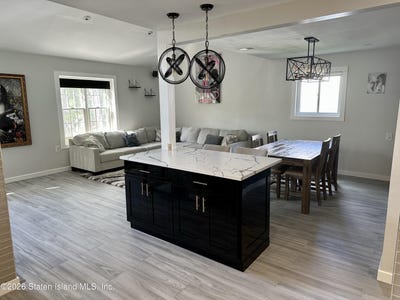 /international/us/45-village-lane-staten-island-ny-110108771230/