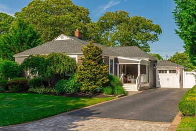 /international/us/157-sayville-boulevard-sayville-ny-110107076448/
