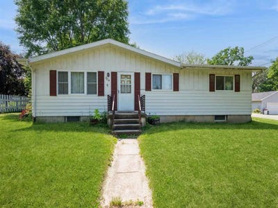 /international/us/304-s-3rd-street-coggon-ia-110100190793/